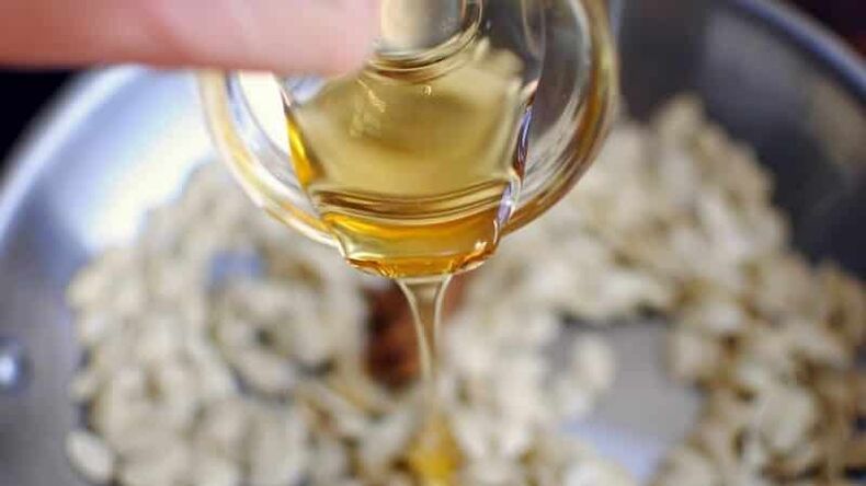 Honig verdoppelt die heilende Wirkung von Kürbiskernen und lindert die Symptome einer Prostatitis. 