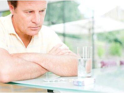 Ein älterer Mann wird wegen Prostatitis behandelt.